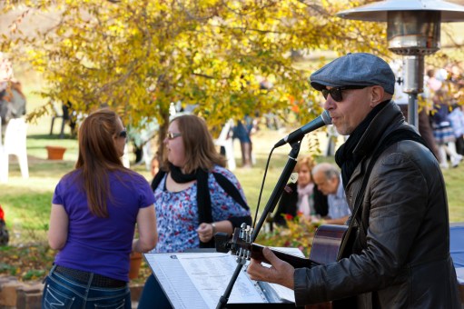 Maurice Milani performing